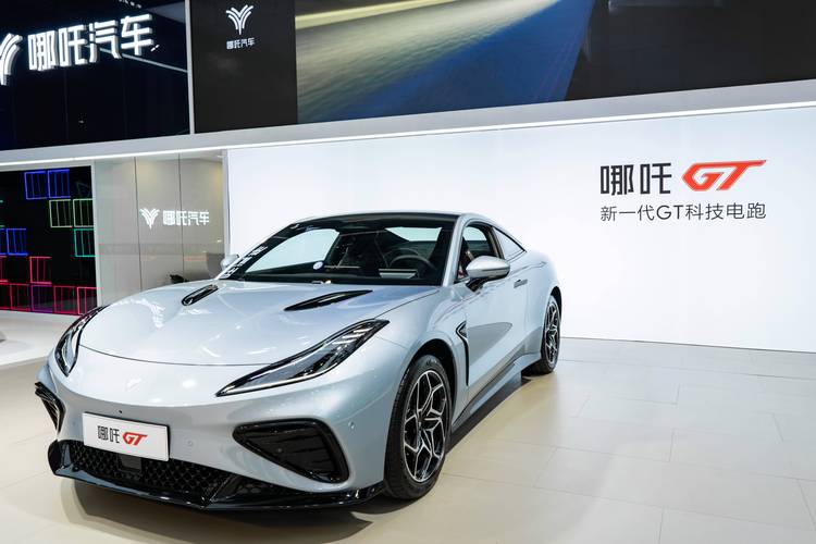 重庆196哪吒汽车在智能汽车领域的表现，领途汽车在新能源汽车市场中的影响力